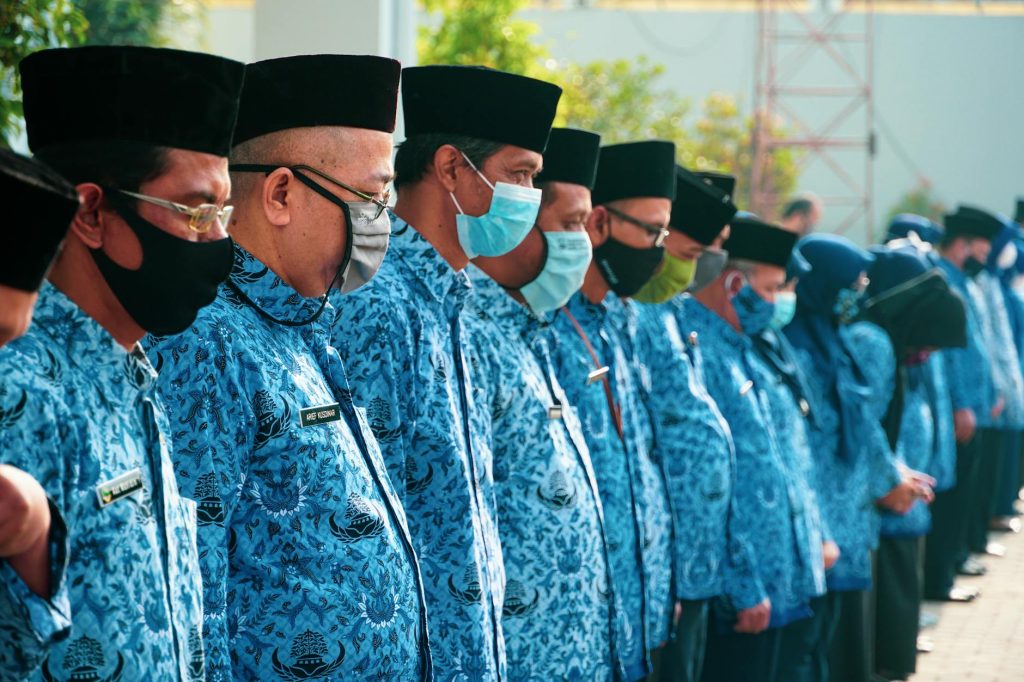 Ilustrasi peran lembaga bantuan hukum membela hak masyarakat melalui advokasi, mediasi, dan litigasi