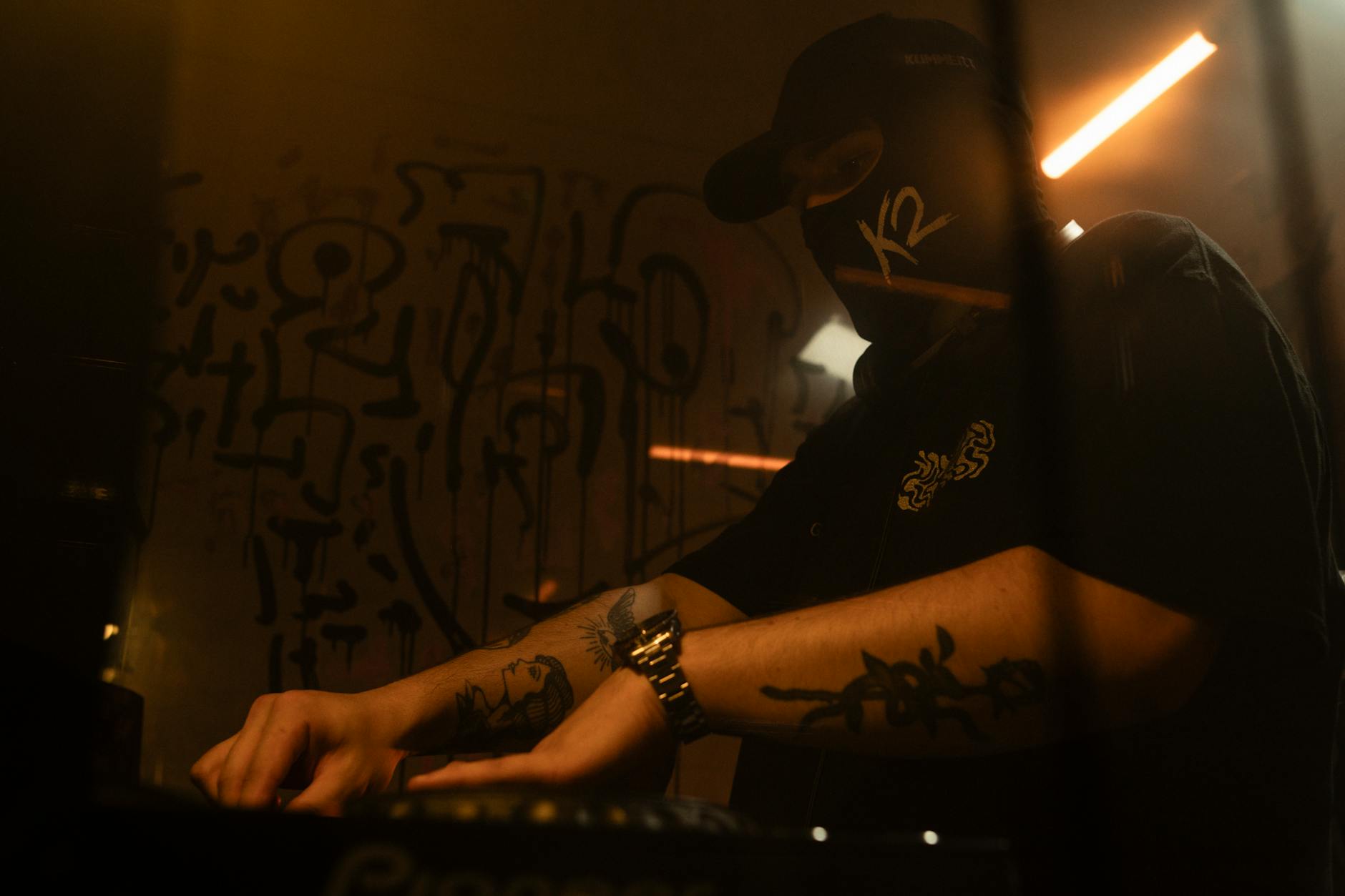 Ilustrasi pemutusan hubungan kerja (PHK) dengan karyawan memegang surat pemberhentian di kantor