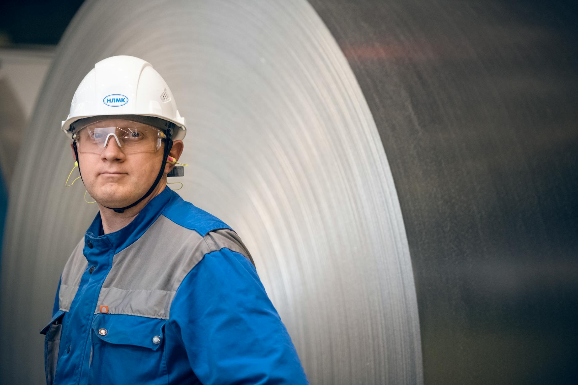 Ilustrasi PHK menampilkan pekerja mengemasi barang pribadi di kantor setelah pemutusan kerja