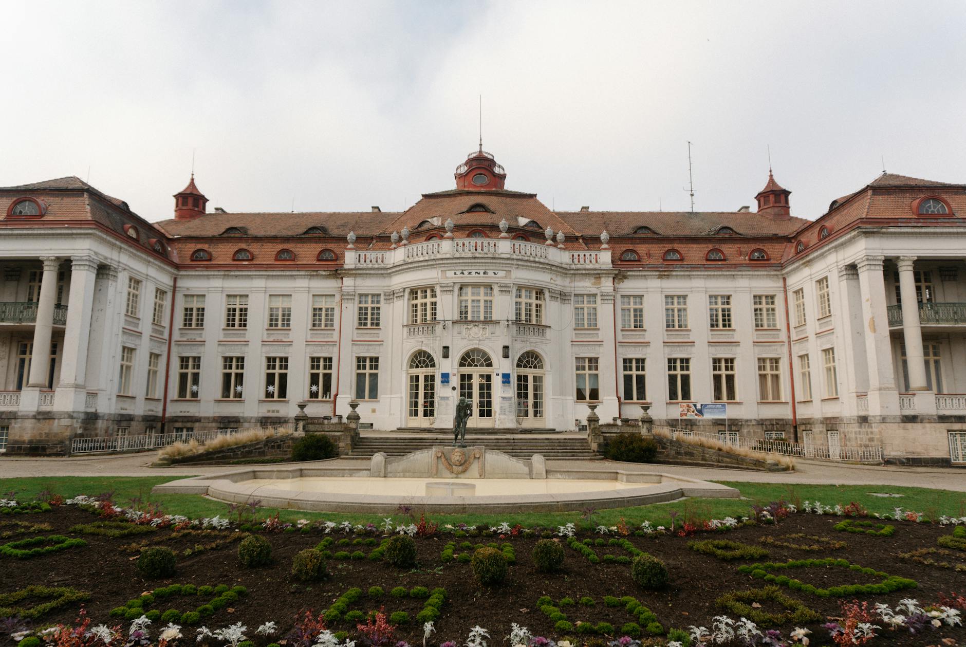 Ilustrasi karyawan menerima surat pemutusan hubungan kerja (PHK) dengan ekspresi cemas di kantor.