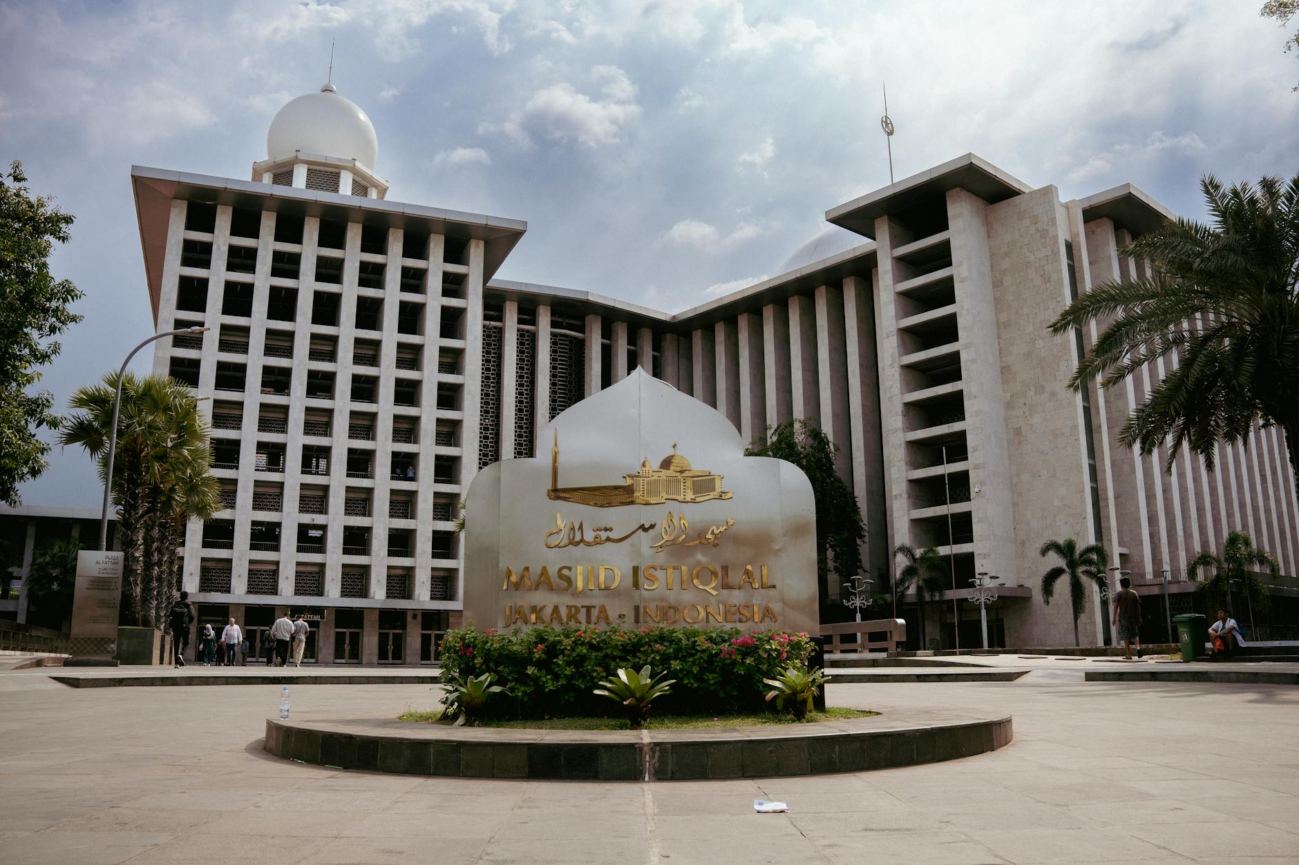 Ilustrasi motivasi mengatasi masalah hukum dengan keberanian dan peran lebih.