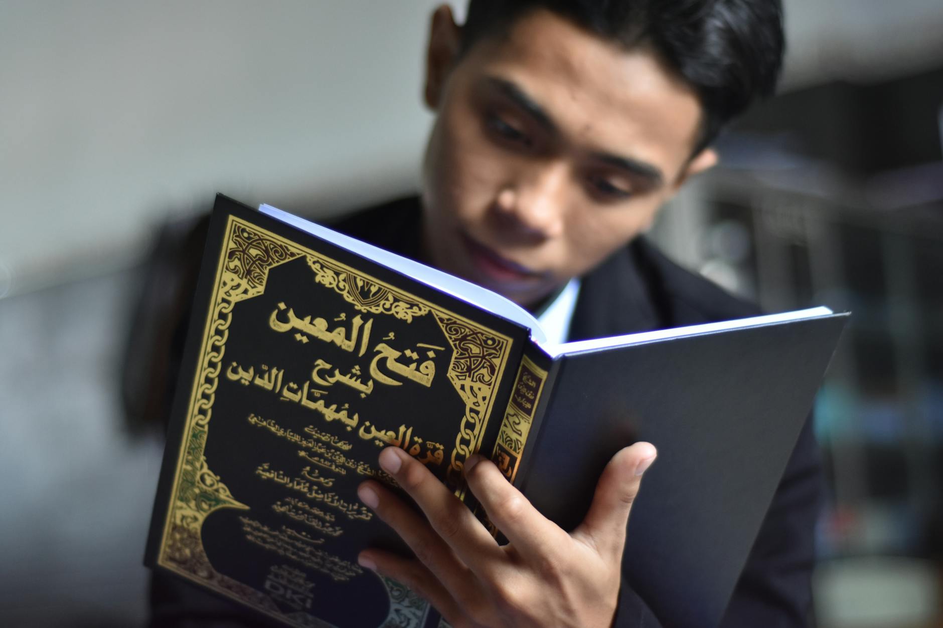 Ilustrasi mengatasi masalah hukum dengan percaya diri, menyoroti peran penting yang membantu