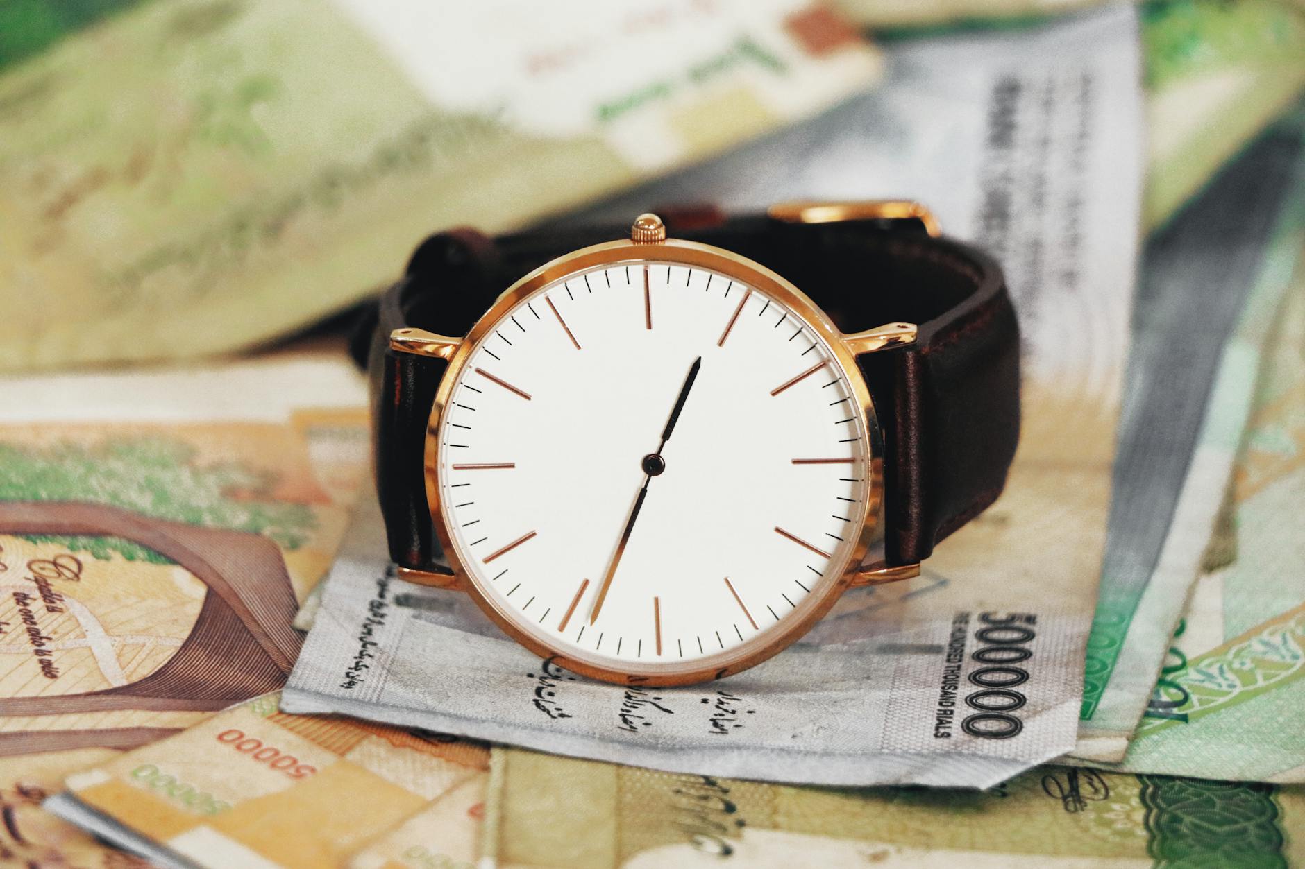 Ilustrasi buku hukum ketenagakerjaan menunjukkan timbangan keadilan, simbol hak pekerja dan kepatuhan perusahaan.