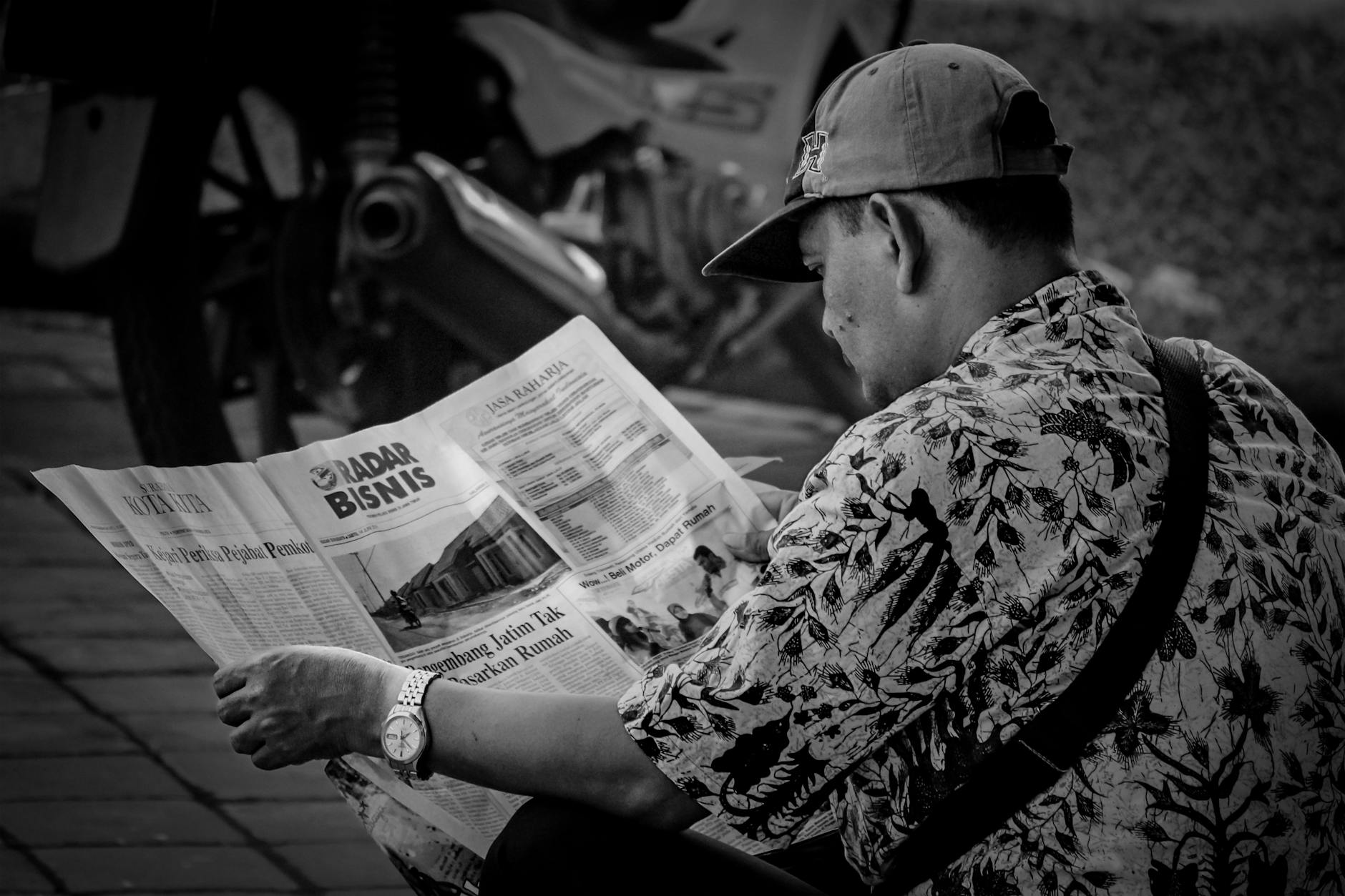 Ilustrasi fungsi penting LBH melindungi hak, memberikan bantuan hukum, dan advokasi keadilan bagi masyarakat.