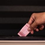 Gambar orang percaya diri mengatasi masalah hukum dengan bantuan peran tambahan.